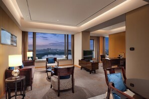 Phòng Suite Deluxe | Bộ đồ giường cao cấp, chăn bông, minibar, két bảo mật tại phòng