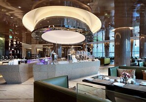 2 restaurants servant le petit déjeuner, spécialités Cuisine chinoise