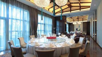 2 restaurants, breakfast, lunch, dinner served; Chinese cuisine