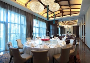 2 restaurants, breakfast, lunch, dinner served; Chinese cuisine