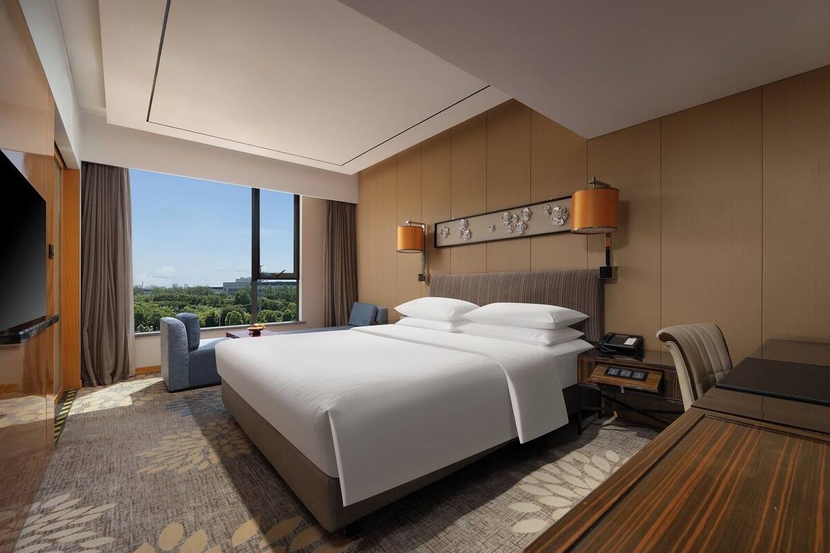 Deluxe Room, 1 King Bed, Garden View | Premium bedding, down duvets, minibar, in-room safe