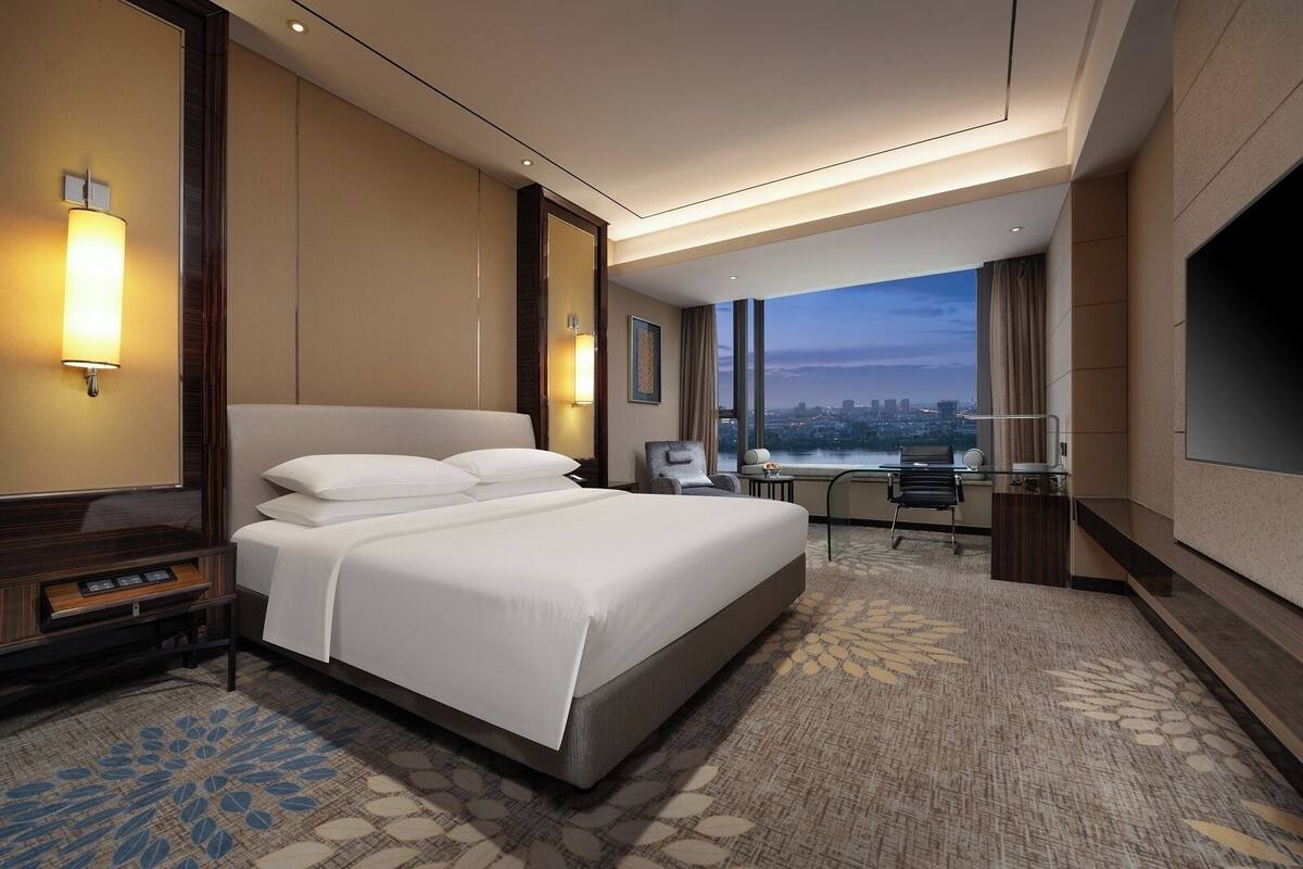 Executive King Size Bed Lake View Room | Premium bedding, down duvets, minibar, in-room safe