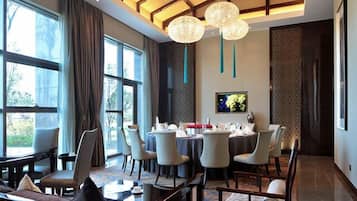 2 restaurants, breakfast, lunch, dinner served; Chinese cuisine