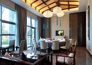 2 restaurants, breakfast, lunch, dinner served; Chinese cuisine