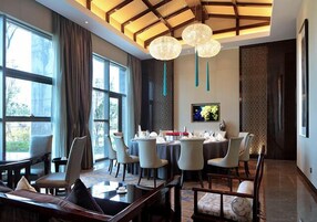 2 restaurantes; se sirve desayuno, almuerzo y cena; cocina china