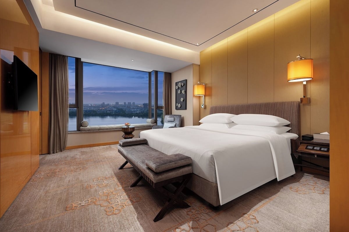 Deluxe Suite King Size Bed Lake View Room | Premium bedding, down duvets, minibar, in-room safe