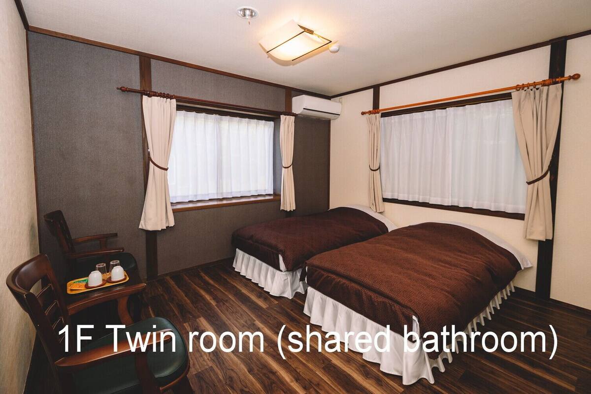 (Room Only) 2 Adult 1F Twin Room & Shared bathroom