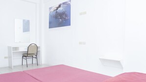 A room with a bed, a desk, and a chair. - Tarasa Hostel (Pasay)