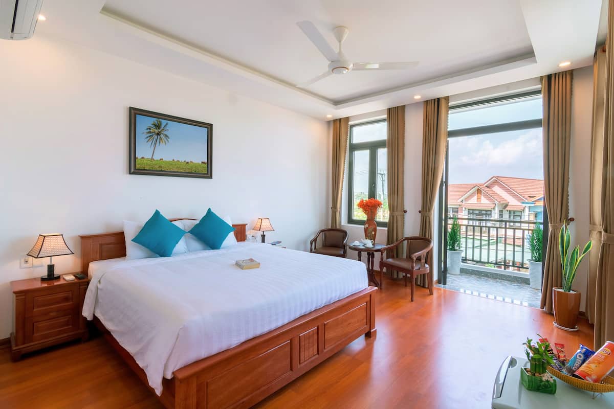Deluxe Double Room, 1 Queen Bed, Balcony | Minibar, in-room safe, desk, laptop workspace