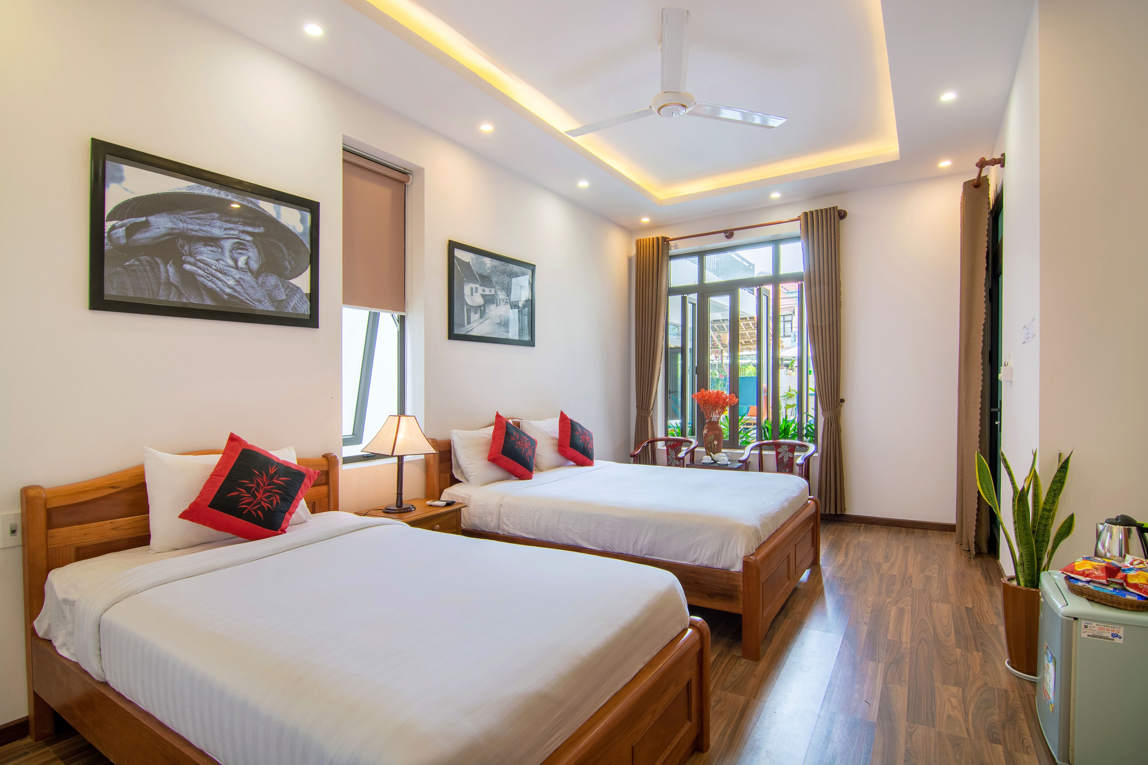 family room | minibar, in-room safe, desk, laptop workspace