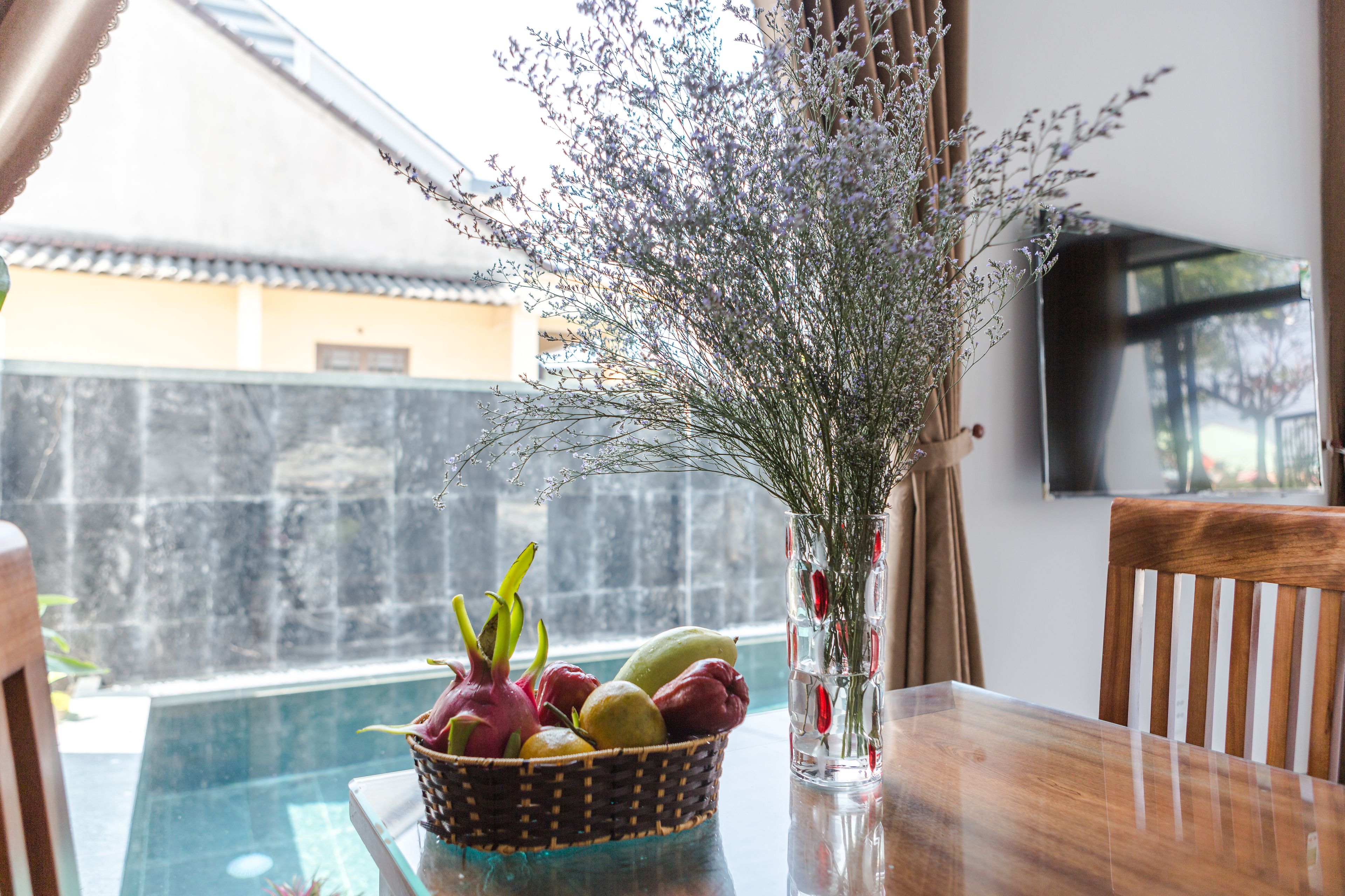 breakfast, lunch, dinner served; local and international cuisine