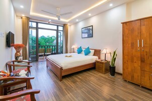 Quarto casal superior, 1 cama de casal, sacada | Frigobar, cofres nos quartos, escrivaninha