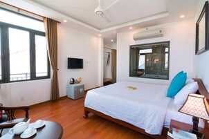 Quarto casal luxo, 1 cama Queen, sacada | Frigobar, cofres nos quartos, escrivaninha