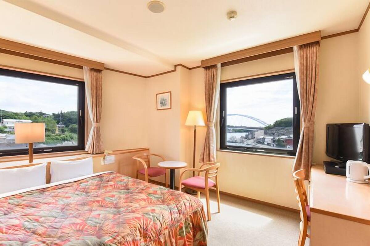 Desk, WiFi (free), bed sheets