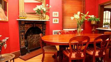 Apartments on the park - 19 Kite St | In-room dining