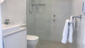 Studio 19 @ 19 Kite St | Bathroom | Shower, rainfall showerhead, towels