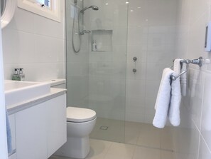 Estúdio luxo | Banheiro | Chuveiro, chuveiro com efeito de chuva, toalhas de banho 