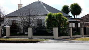 Apartments on the park - 19 Kite St | Iron/ironing board, free WiFi, bed sheets