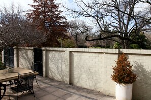 Apartments on the park - 19 Kite St | Terrace/patio - Apartments On The Park (Orange)