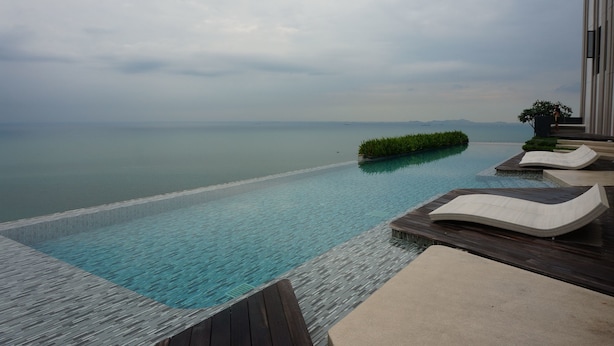 Outdoor pool - Baan Plai Haad Beachfront Condominium (Pattaya)