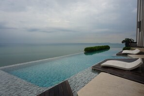 Outdoor pool - Baan Plai Haad Beachfront Condominium (Pattaya)