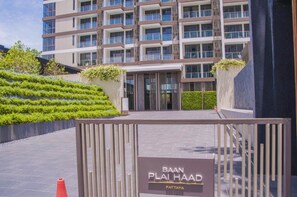 Property grounds - Baan Plai Haad Beachfront Condominium (Pattaya)