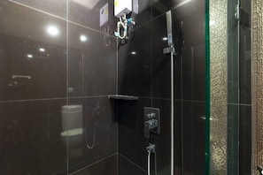 1 Bedroom | Salle de bain | Douche, articles de toilette gratuits, sèche-cheveux, chaussons