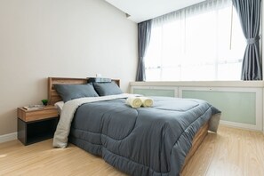 1 Bedroom Condominium | 1 dormitorio, escritorio, cortinas opacas y wifi gratis