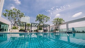 Outdoor pool, pool umbrellas, sun loungers - TC Green by Jummie (Bangkok)