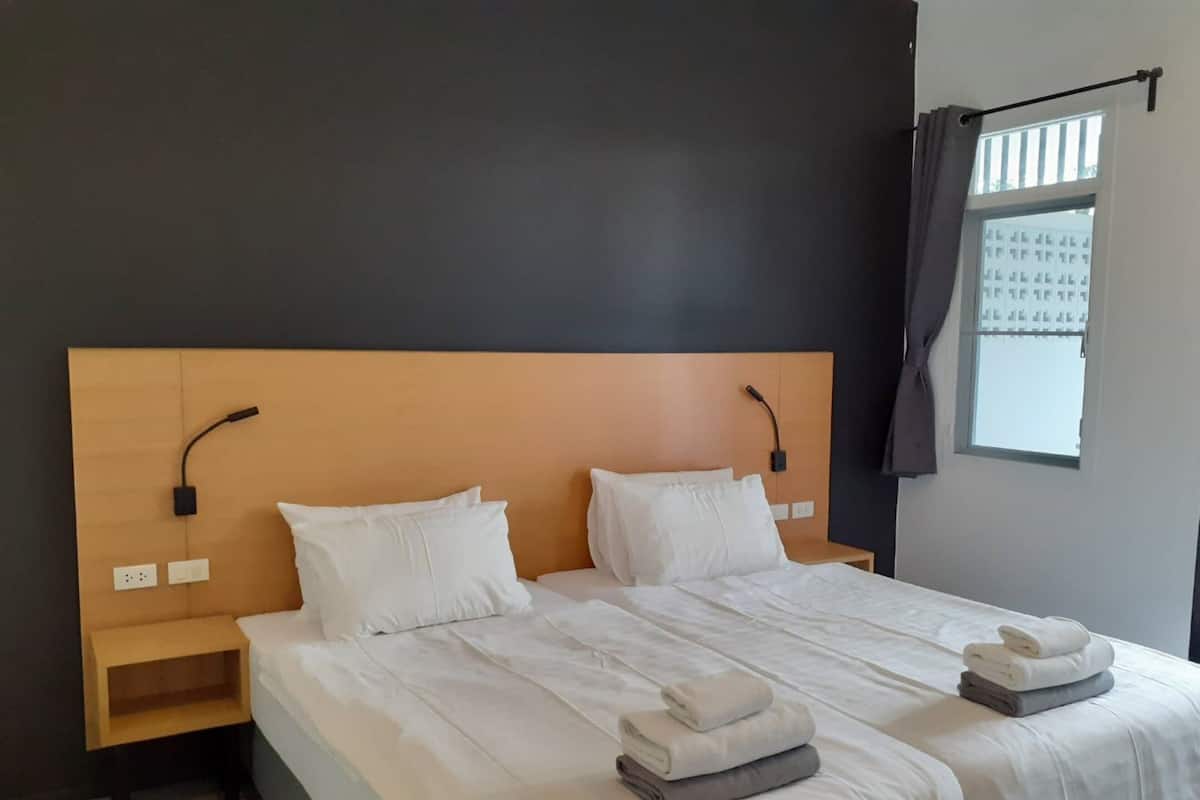 Deluxe kamer, keuken | Een bureau, een strijkplank/strijkijzer, gratis wifi, beddengoed