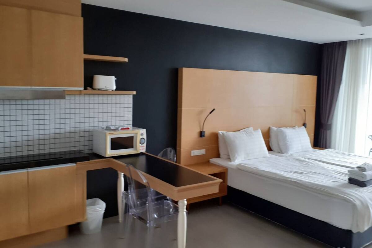 Studio (Ground Floor with Kitchen) | Cuisine privée | Cafetière-théière, réfrigérateur