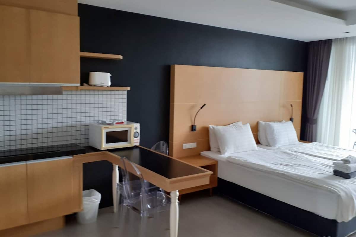 Studio (Ground Floor with Kitchen) | Privékeuken | Een koelkast, een koffiezetapparaat/waterkoker