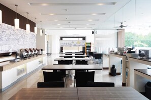 Melayani sarapan, makan siang, makan malam; sajian masakan Indonesia 