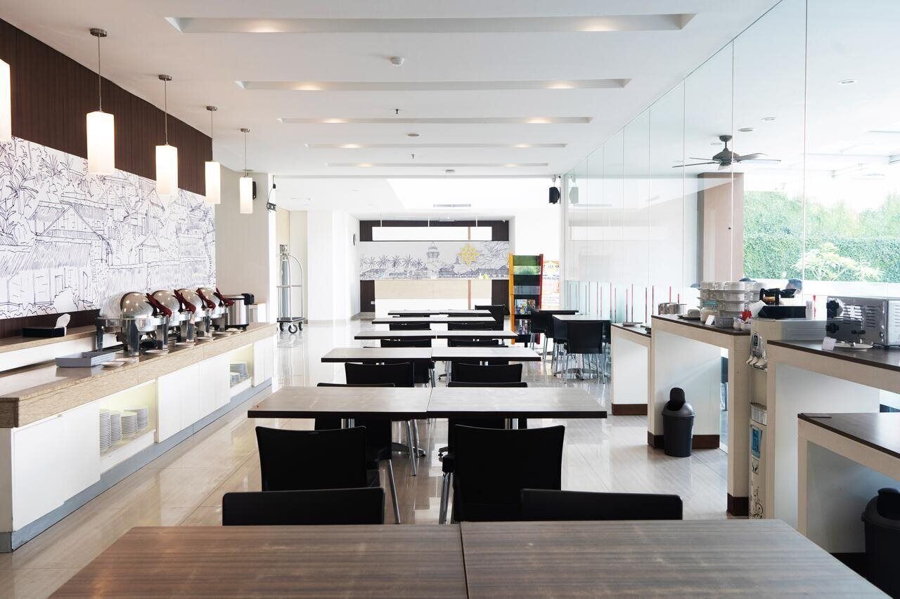 حيث تُقدم وجبات الإفطار، الغداء، العشاء، الأطباق  الأندونيسية