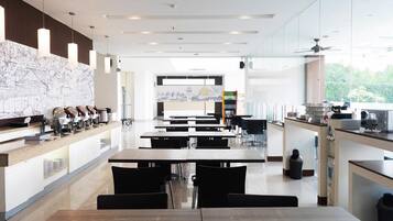 Breakfast, lunch, dinner served; Indonesian cuisine