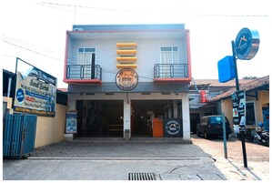 Un edificio con un letrero que indica que es un puesto de comida.
