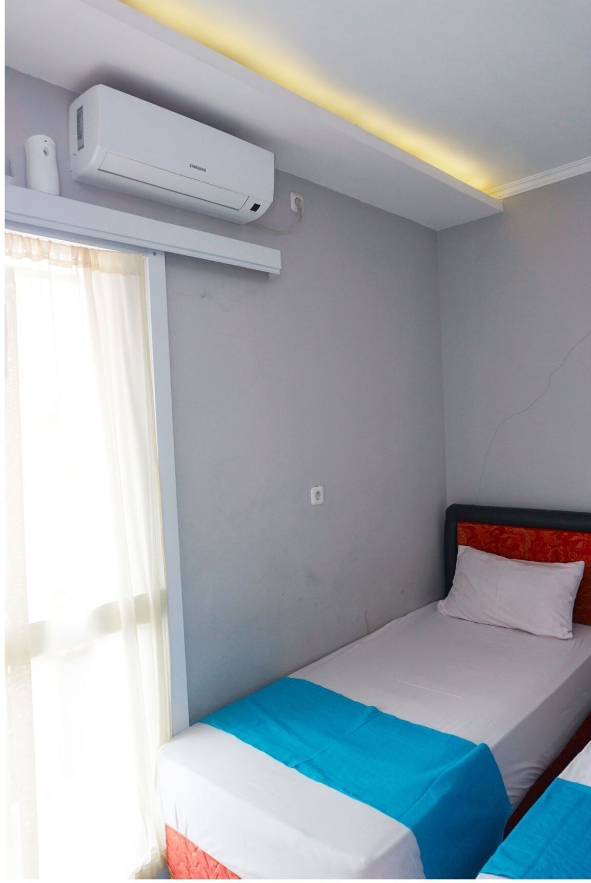 Soundproofing, free WiFi, bed sheets