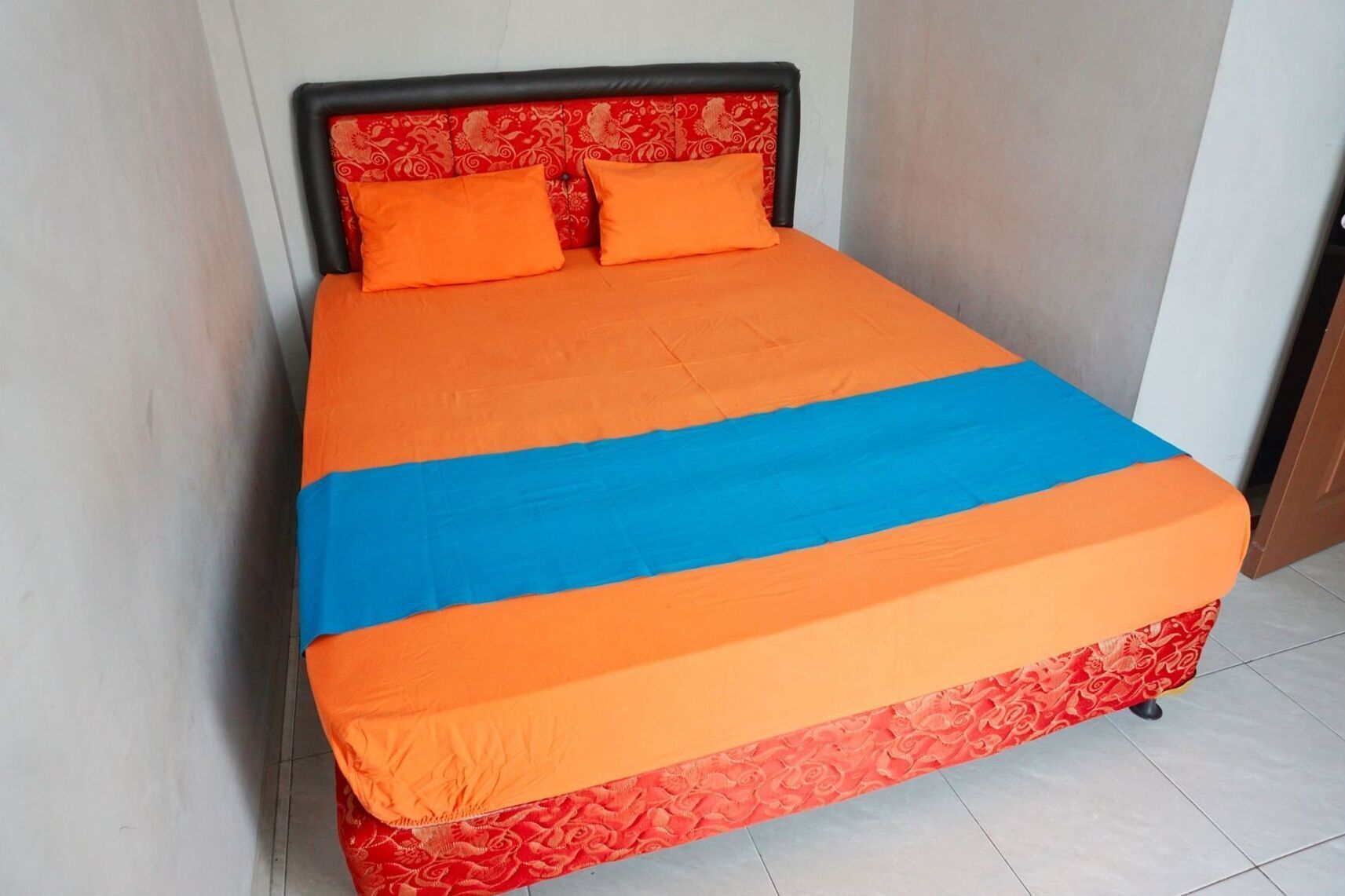 Soundproofing, free WiFi, bed sheets