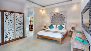Um quarto moderno com uma cama grande, arte decorativa na parede e uma mesinha de cabeceira de madeira.