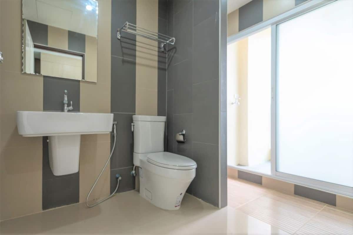 suite balcony city view | bathroom | shower, free toiletries, bidet, towels