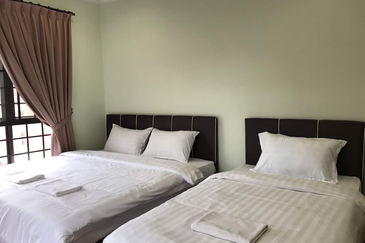1 habitación, decoración personalizada, muebles diferentes y escritorio