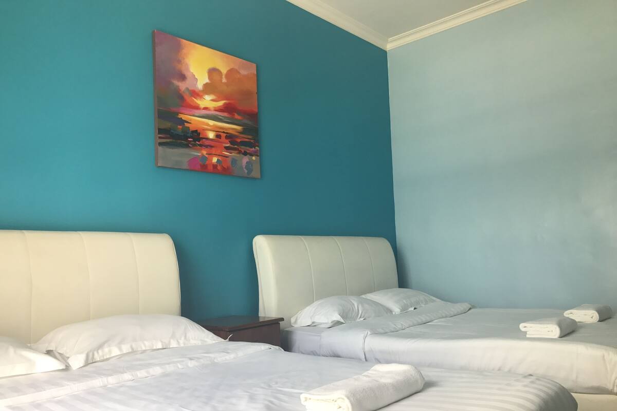 Apartamento superior, 3 habitaciones, cocina, vistas parciales al mar | 1 dormitorio, escritorio, cortinas opacas y sistema de insonorización