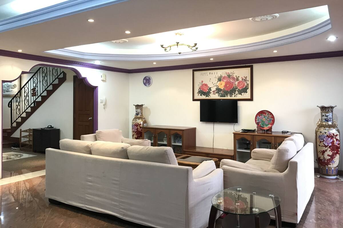 Ático Deluxe, 4 habitaciones, accesible para personas con discapacidad, vistas a la ciudad | Zona de estar | Una televisión de pantalla plana