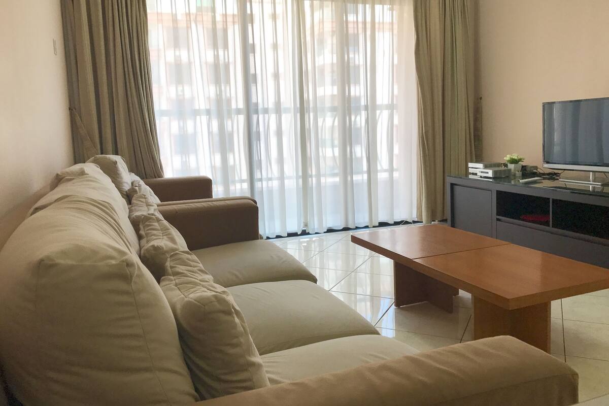 Apartamento Deluxe, 3 habitaciones, accesible para personas con discapacidad, vistas a la piscina | Zona de estar | Una televisión de pantalla plana