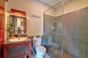 Family Room | Bathroom | Shower, towels, soap, shampoo - Rumah Taman (Ubud)