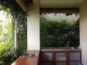 Køleskab, kogeplade, køkkentøj/tallerkener/redskaber