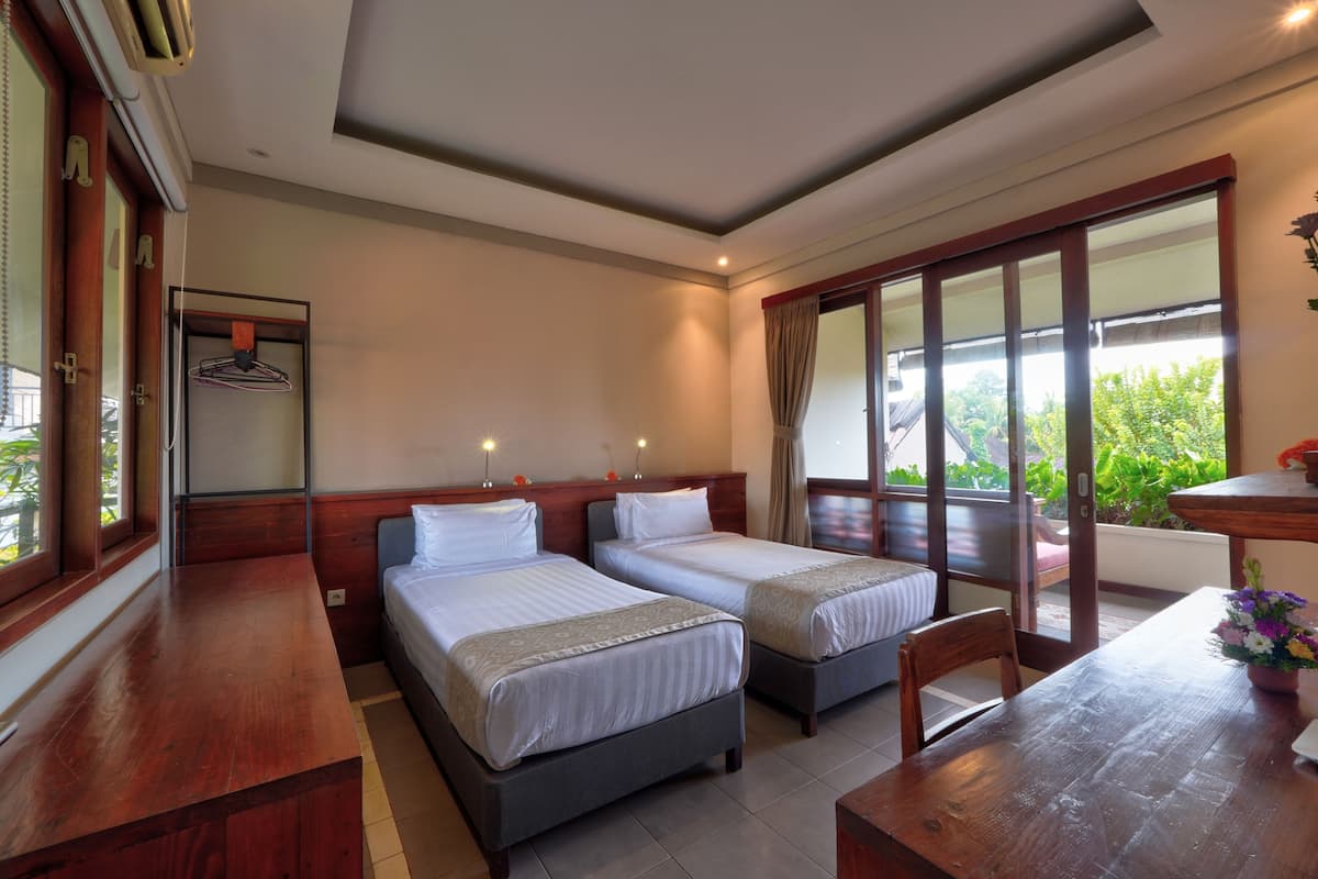 Standard Twin Room | Desk, blackout drapes, rollaway beds, free WiFi