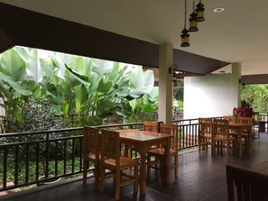 Petit déjeuner, déjeuner et dîner servis sur place, vue sur le jardin
