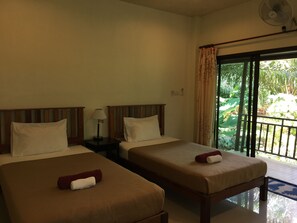 Twin Fan Bungalow with Garden View | โต๊ะทำงาน, Wi-Fi ฟรี