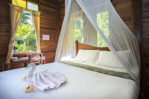 Hypo-allergenic bedding, in-room safe, desk, bed sheets - Art's Riverview Lodge (Phanom)